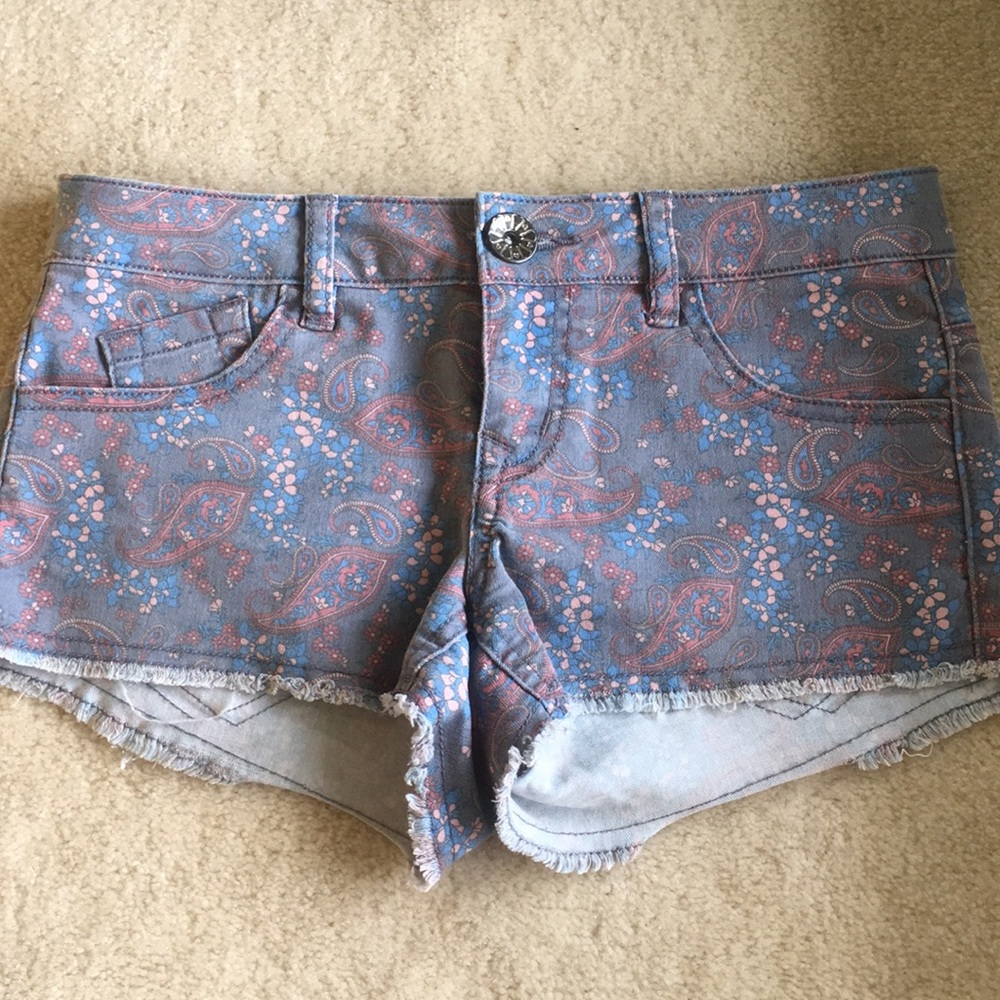Patterned jean shorts